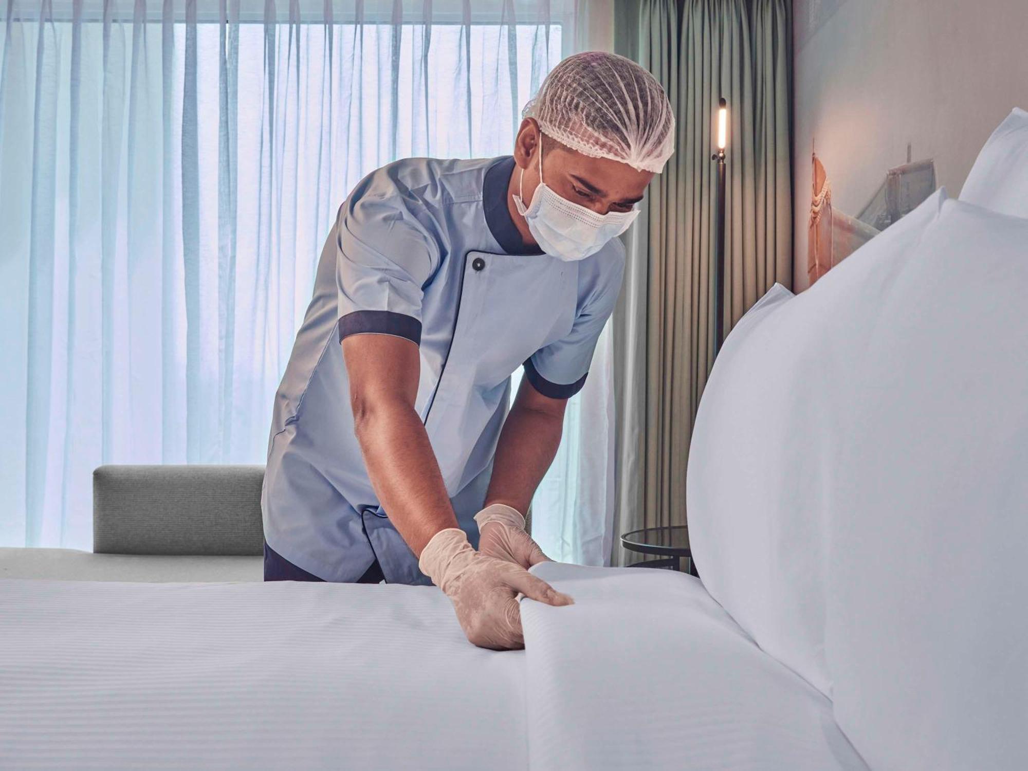 Novotel Mumbai International Airport 외부 사진 A hotel housekeeper making a bed