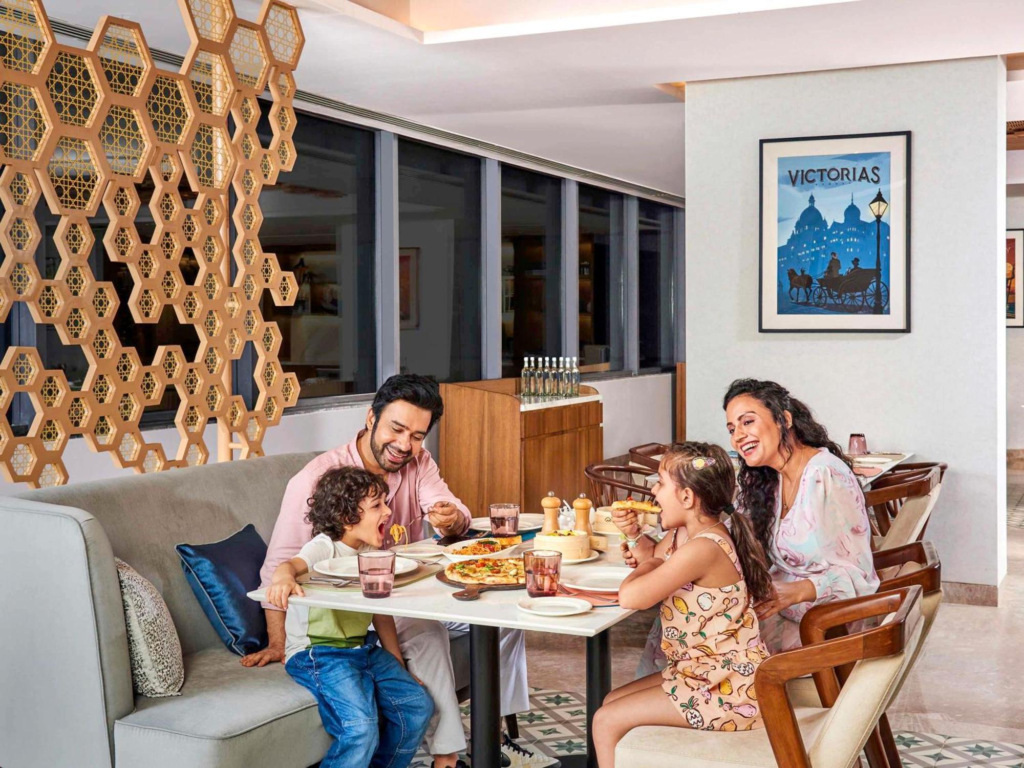 Novotel Mumbai International Airport 외부 사진 Family dining at the hotel