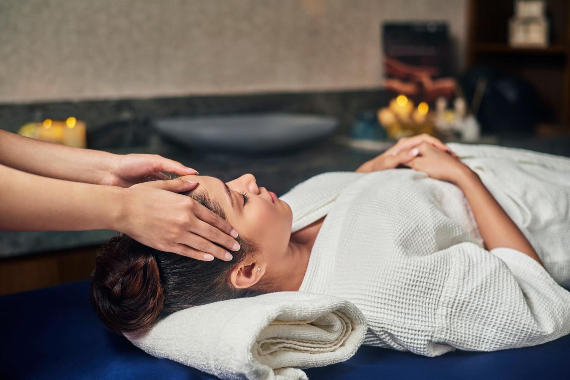 Novotel Mumbai International Airport 외부 사진 A woman receiving a head massage