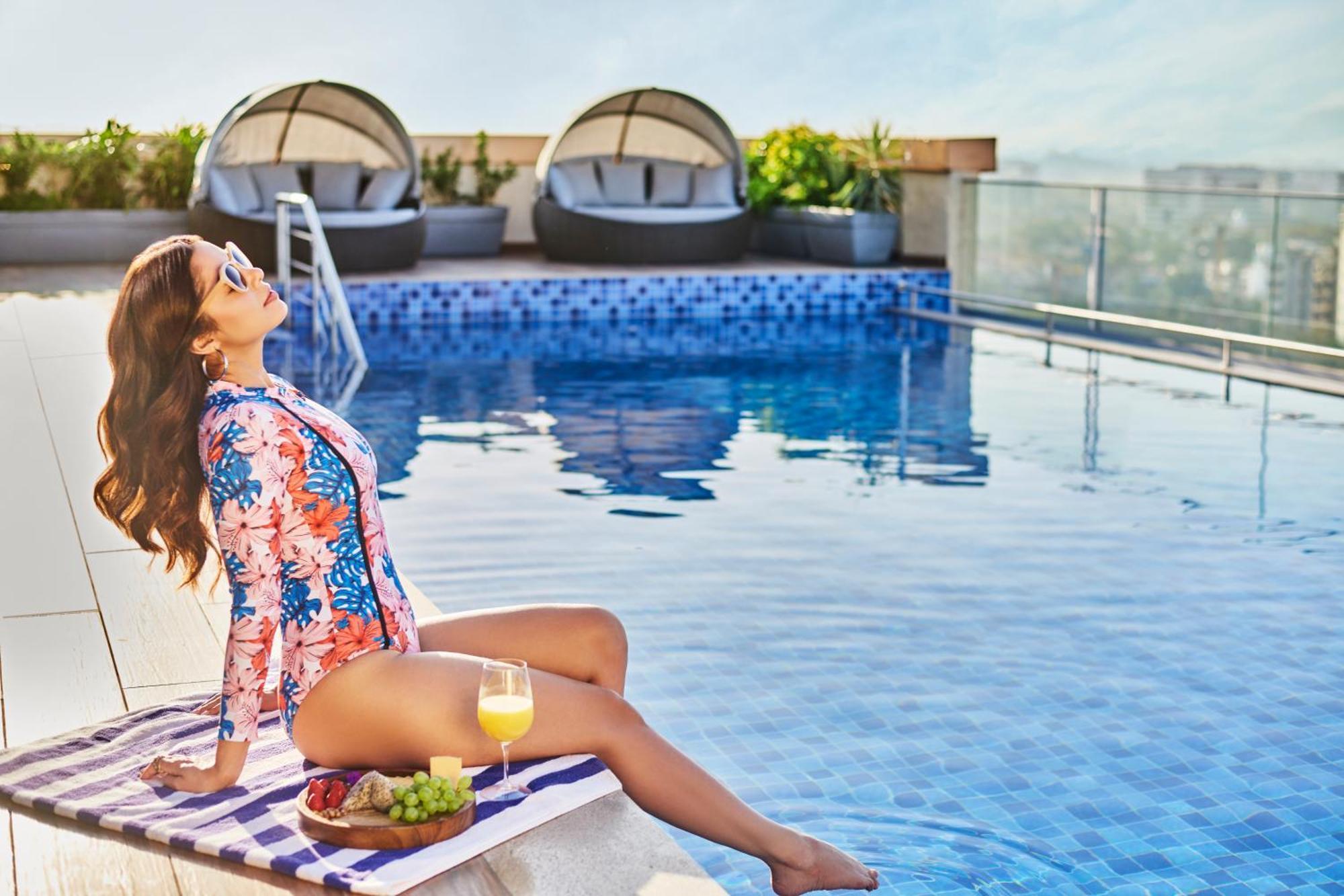 Novotel Mumbai International Airport 외부 사진 Rooftop pool at the hotel