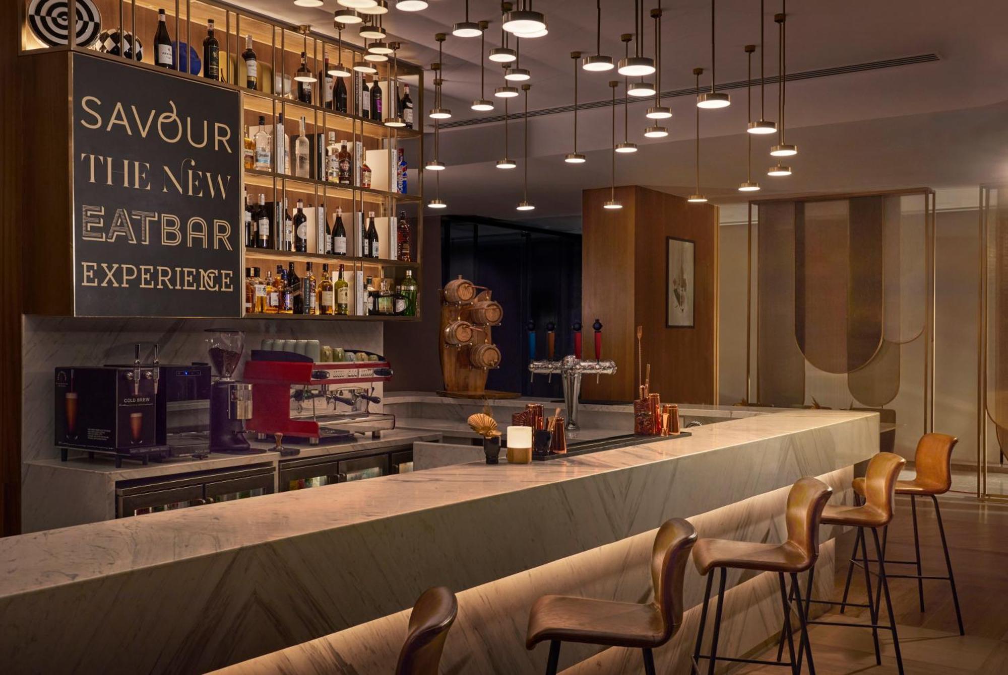 Novotel Mumbai International Airport 외부 사진 The bar at the hotel