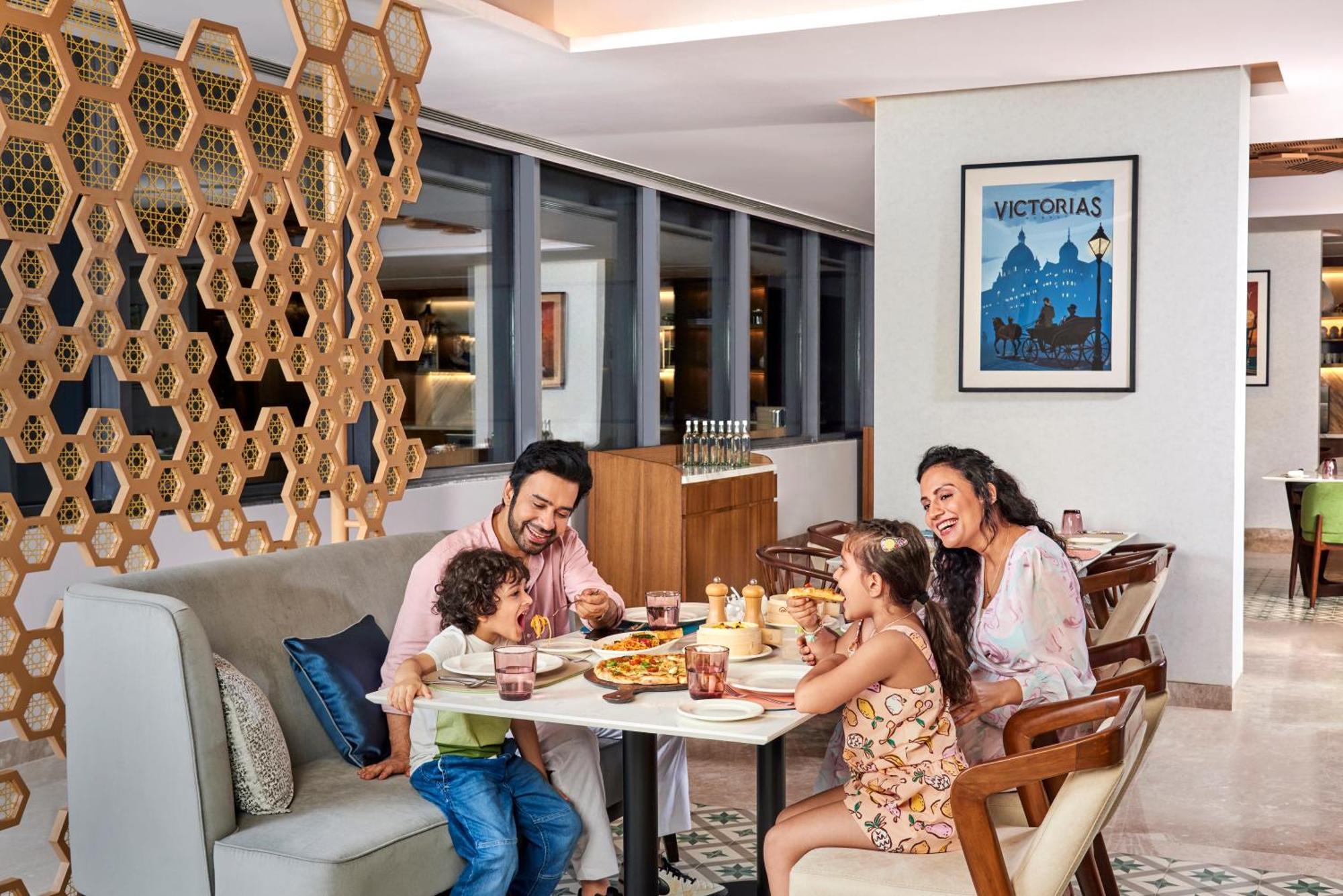 Novotel Mumbai International Airport 외부 사진 Family dining at the hotel